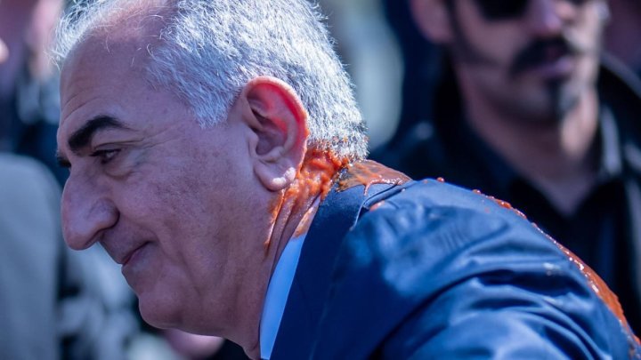 Berlində Pəhləvinin üstünə boya atdılar -