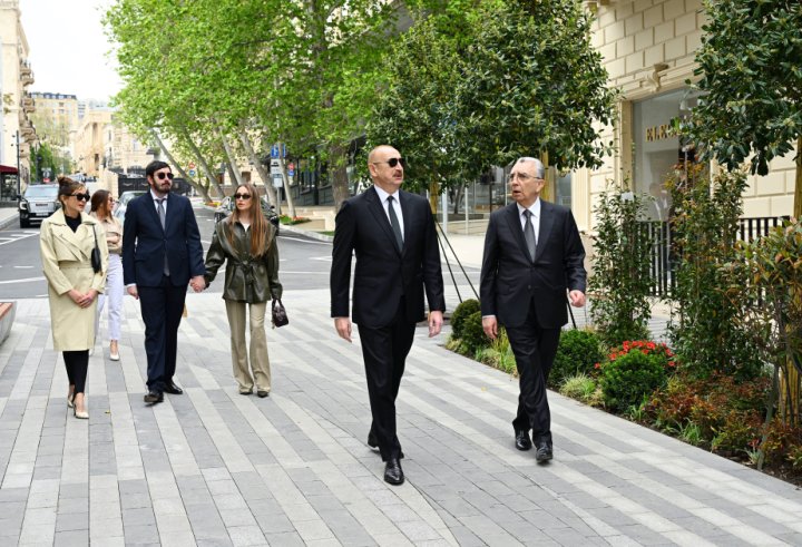 İlham Əliyev Bakının İslam Səfərli küçəsinin yenidənqurmadan sonra açılışında iştirak edib -