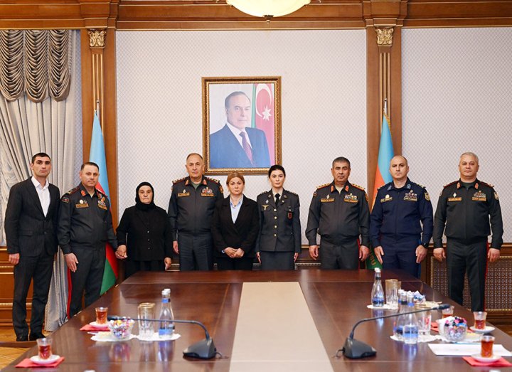 Şəhid Milli qəhrəmanların medalları ailələrinə təqdim olundu
