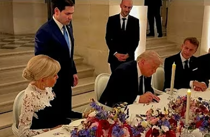 Trampın həmin sənədi imzaladığı anlar