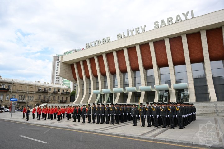 Bakıda və digər şəhərlərdə hərbi orkestrlərin müşayiəti ilə yürüşlər keçirilib -