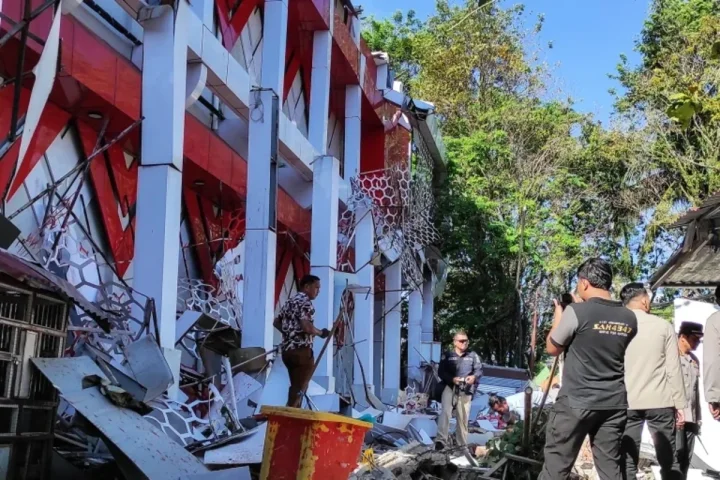 İndoneziyada 7,7 bal gücündə zəlzələ: ÖLƏNLƏR, YARALANANLAR VƏ İTKİN DÜŞƏNLƏR VAR