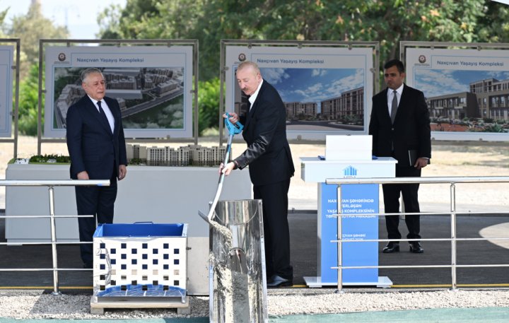 Naxçıvan şəhərində sosial evlər kompleksinin təməli qoyuldu -