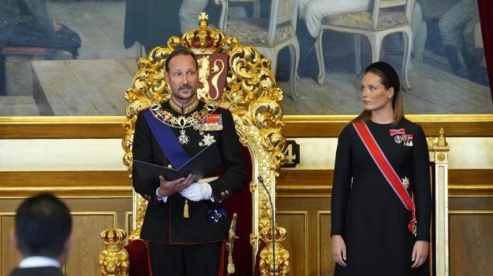 Norveçin yeni Kralı and içdi