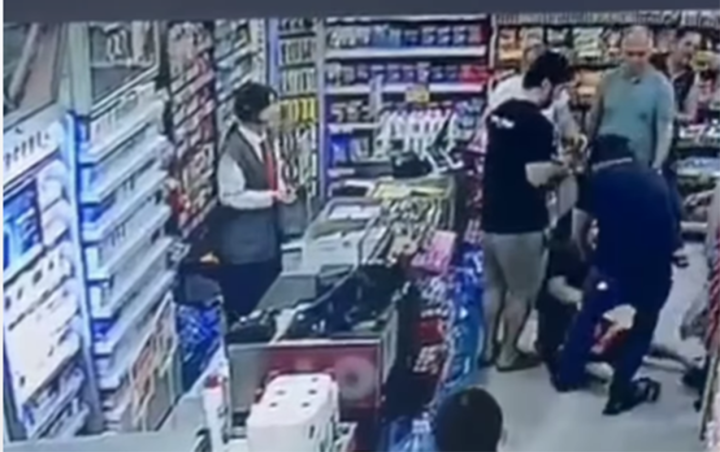 Bakıda kişi arvadını marketdə, xəstə övladının gözü qarşısında döydü...