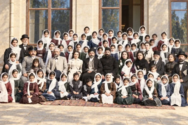 MƏKTƏB QAPISINDA BAŞ ÖRTÜYÜ: